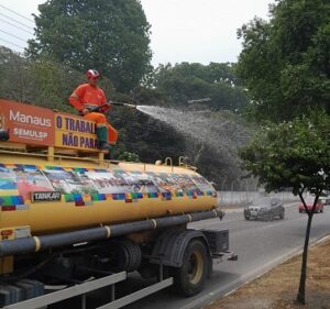 Leia mais sobre o artigo Prefeitura resfria vias públicas para evitar focos de incêndio e minimizar calor em Manaus