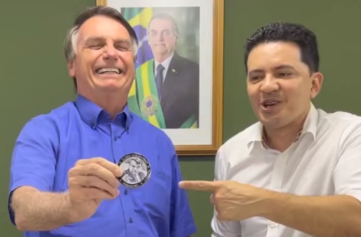 No momento, você está visualizando Delegado Péricles viaja a Brasília para receber medalha de ‘imbrochável’ de Bolsonaro