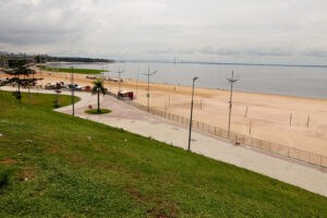 Leia mais sobre o artigo Praia da Ponta Negra é liberada para banho com a subida do Rio Negro