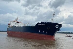 Leia mais sobre o artigo Navio petroleiro tomba no Rio Amazonas