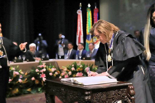 No momento, você está visualizando Conselheira Yara Lins dos Santos toma posse como nova presidente do TCE-AM