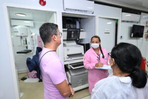 Leia mais sobre o artigo Prefeito acompanha atendimentos na Unidade Móvel da Saúde da Mulher na zona Norte 