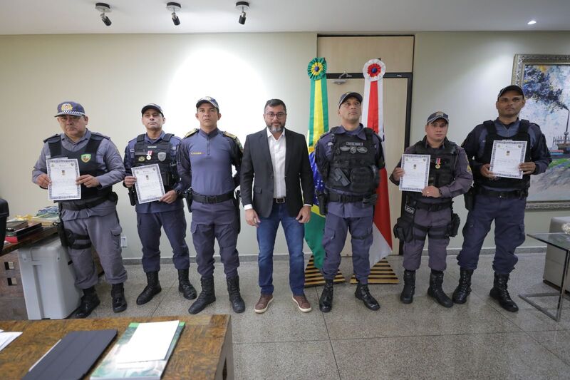 No momento, você está visualizando Wilson parabeniza e concede medalha a policiais militares por maior apreensão de armas da história do AM