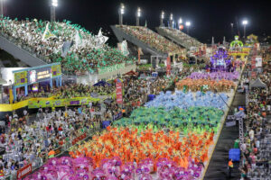 Leia mais sobre o artigo Desfile das escolas de samba reúne 60 mil espectadores no Sambódromo