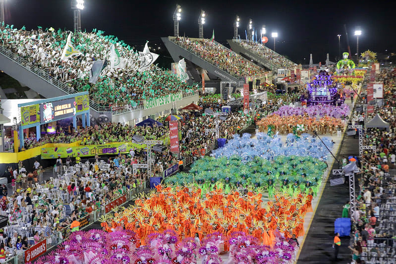 No momento, você está visualizando Desfile das escolas de samba reúne 60 mil espectadores no Sambódromo