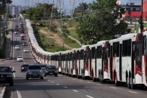 Leia mais sobre o artigo David Almeida entrega 50 novos ônibus em Manaus