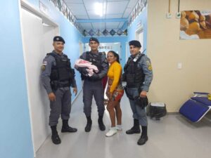Leia mais sobre o artigo Policiais militares realizam parto dentro de viatura em Manacapuru
