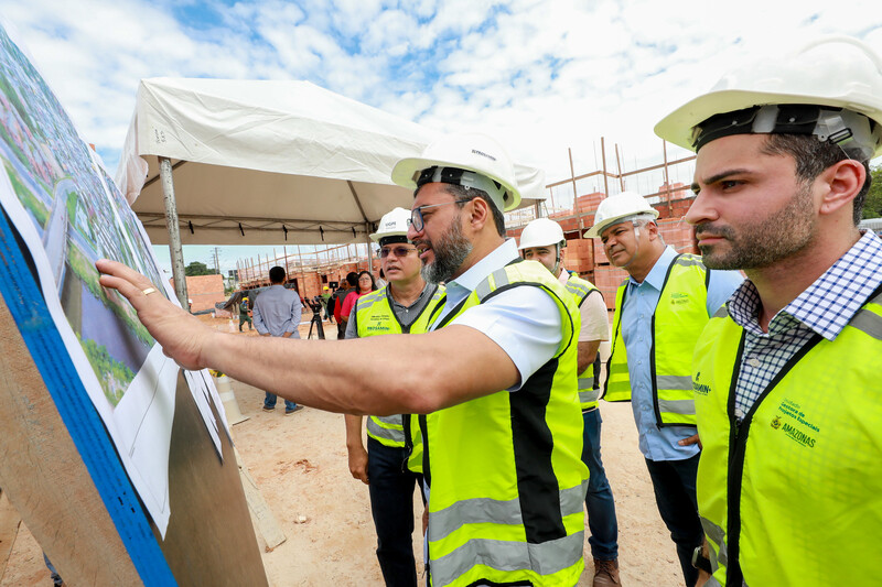 No momento, você está visualizando Wilson Lima vistoria obra do novo residencial do Prosamin+ e destaca trabalho por moradia digna