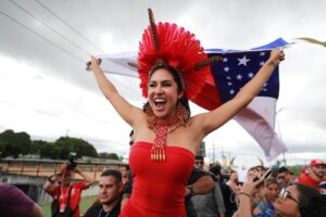 Leia mais sobre o artigo Após trajeto em trio elétrico, Isabelle Nogueira finaliza chegada em Manaus com festa no Largo de São Sebastião