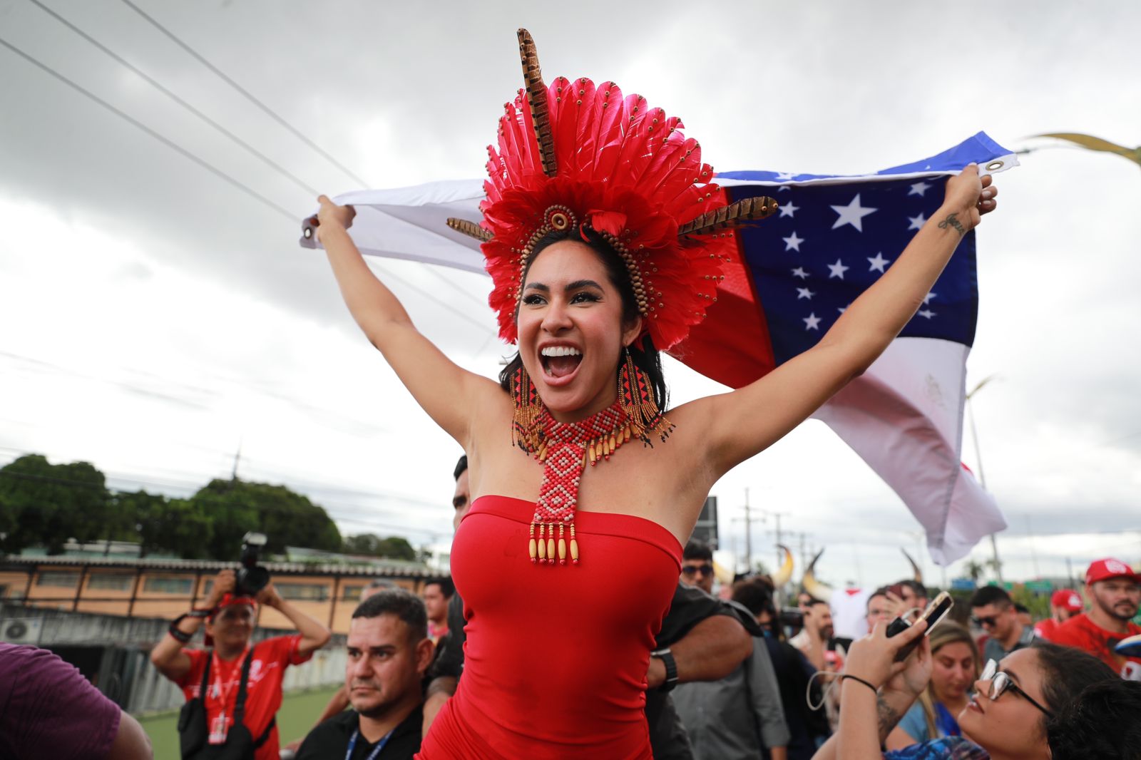 No momento, você está visualizando Após trajeto em trio elétrico, Isabelle Nogueira finaliza chegada em Manaus com festa no Largo de São Sebastião