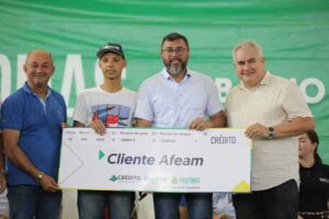 Leia mais sobre o artigo Wilson Lima concede mais de 120 títulos definitivos de moradia em Novo Airão