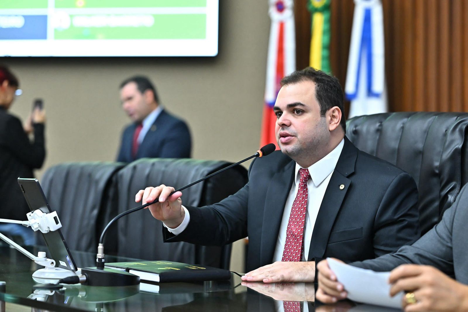 No momento, você está visualizando Entra em vigor lei de Roberto Cidade que reforça atendimento à mulher com endometriose
