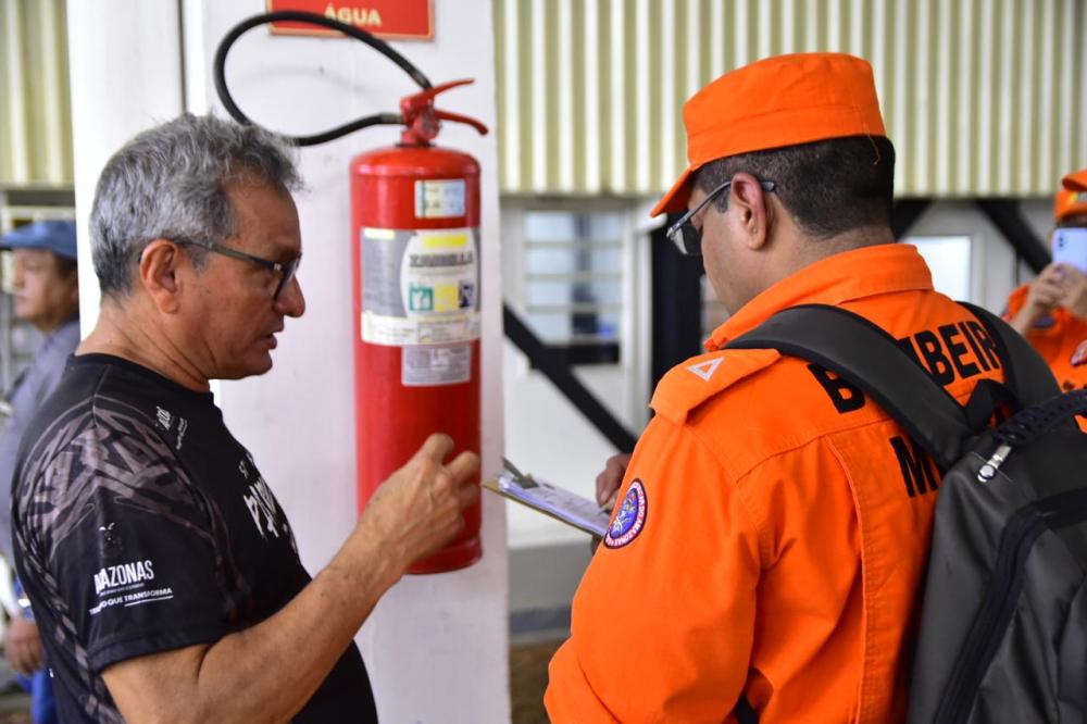 No momento, você está visualizando Corpo de Bombeiros realiza primeira vistoria na estrutura do Bumbódromo
