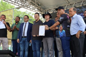 Leia mais sobre o artigo Prefeito assina ordem de serviço para reforma do campo de areia e quadra do Núcleo 16