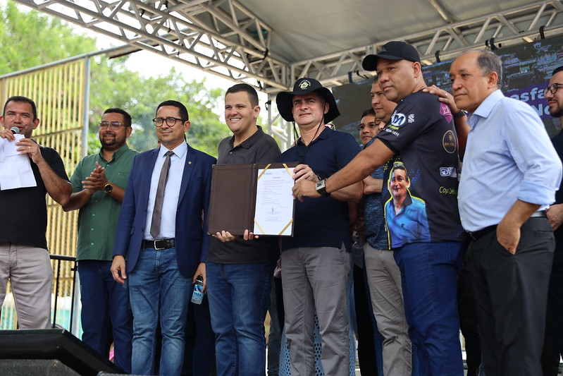 No momento, você está visualizando Prefeito assina ordem de serviço para reforma do campo de areia e quadra do Núcleo 16