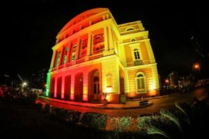 Leia mais sobre o artigo Teatro Amazonas recebe iluminação com as cores da bandeira do Rio Grande do Sul