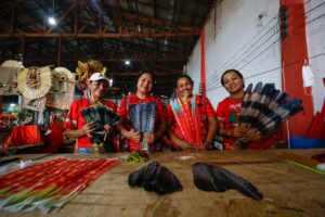 Leia mais sobre o artigo Boi Garantido leva sustentabilidade para a arena com a produção de penas artesanais