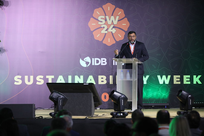 No momento, você está visualizando “O mundo olha muito a Amazônia pela copa das árvores”, diz Wilson Lima em evento do BID Invest