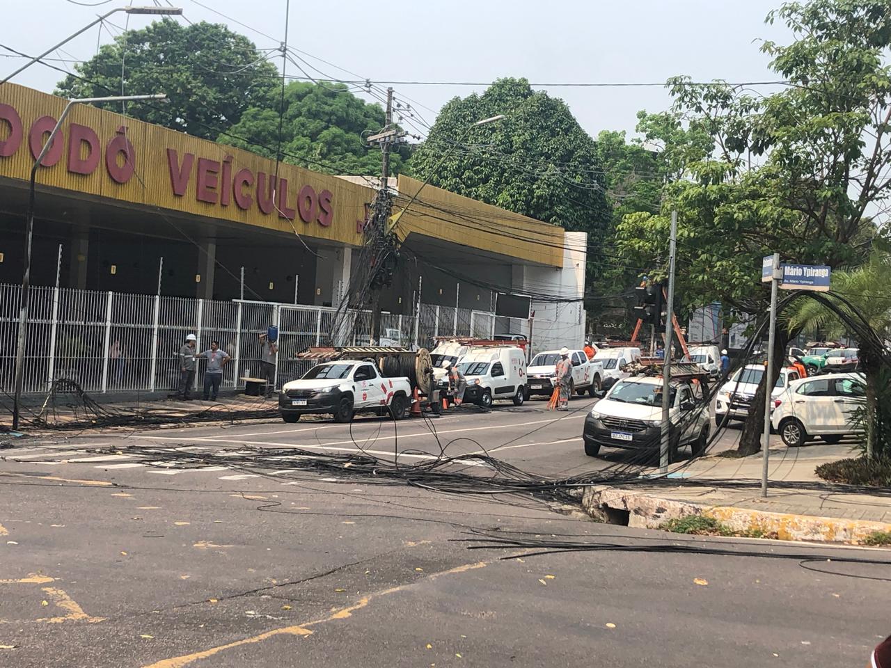 No momento, você está visualizando Incêndio destrói fiação elétrica em cruzamento da zona Centro-Sul e trânsito é desviado