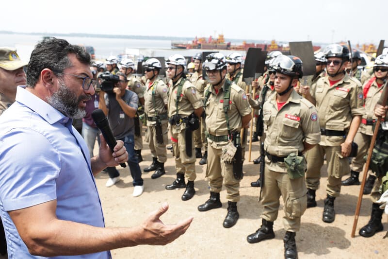 No momento, você está visualizando Wilson Lima reforça combate às queimadas com envio de 200 bombeiros para o interior e entrega de viaturas