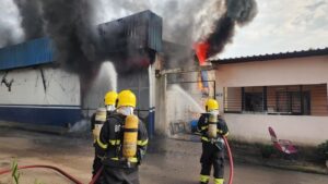 Leia mais sobre o artigo Corpo de Bombeiros combate incêndio em galpão de fábrica na zona norte de Manaus