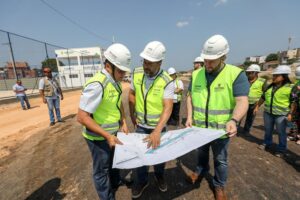 Leia mais sobre o artigo Wilson Lima acompanha fase final de obras na ligação viária das avenidas Silves e Maués, na zona sul