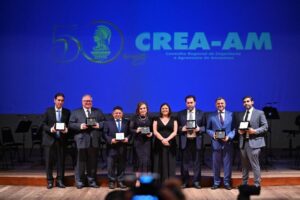 Leia mais sobre o artigo Presidente do TCE-AM é homenageada em cerimônia de 50 anos do Crea-AM