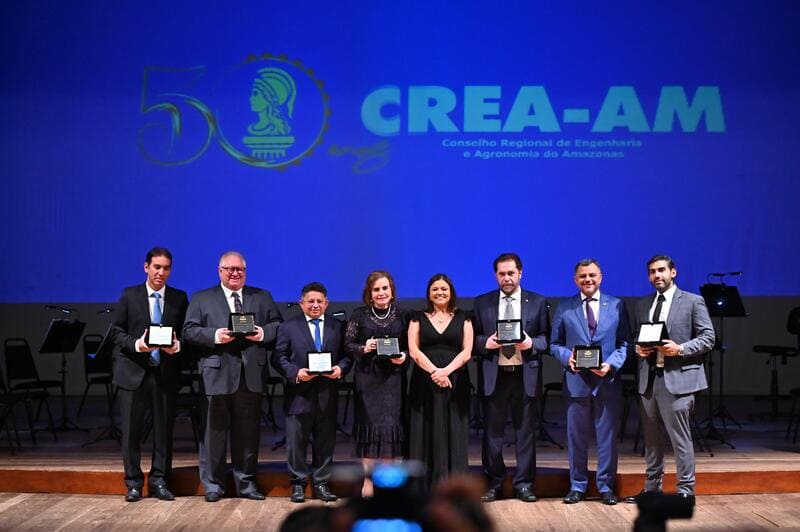 No momento, você está visualizando Presidente do TCE-AM é homenageada em cerimônia de 50 anos do Crea-AM
