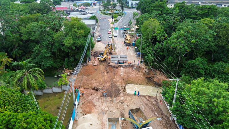 No momento, você está visualizando Em tempo recorde, Prefeitura de Manaus conclui implantação de aduelas da nova rede de drenagem da avenida Mário Ypiranga Monteiro