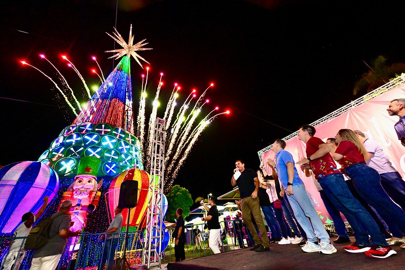 No momento, você está visualizando David Almeida entrega Árvore de Natal de 30 metros de altura com hologramas e bolhas de sabão instagramáveis