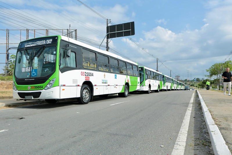 No momento, você está visualizando David Almeida entrega 20 novos ônibus e reforça compromisso histórico com o transporte público