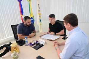 Leia mais sobre o artigo David Almeida assina nomeação de 226 novos guardas municipais