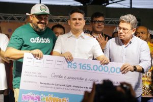 Leia mais sobre o artigo David Almeida entrega fomento às escolas de samba e amplia investimentos no Carnaval 2025