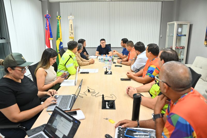 No momento, você está visualizando David Almeida reúne comitê de crise para definir estratégias de atendimento às famílias atingidas por deslizamento na comunidade Fazendinha e demais localidades