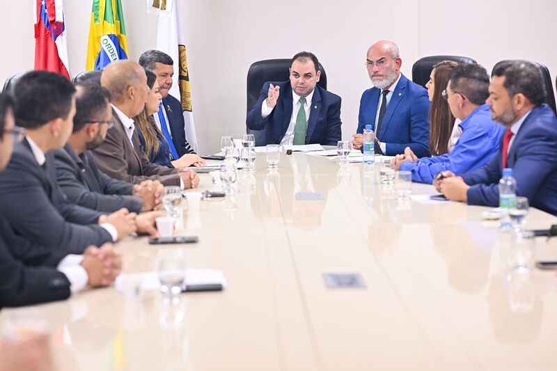 No momento, você está visualizando Roberto Cidade comanda votação que aprovou reajuste salarial a servidores da Assembleia Legislativa e profissionais das forças de segurança