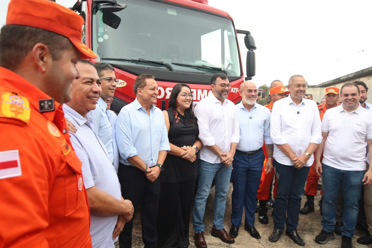 No momento, você está visualizando Wilson Lima entrega drones que despejam água e viaturas de grande porte aos Bombeiros destinadas ao interior do Amazonas