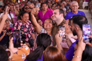 Leia mais sobre o artigo Roberto Cidade leva emoção e reconhecimento às mães das zonas Sul e Oeste de Manaus