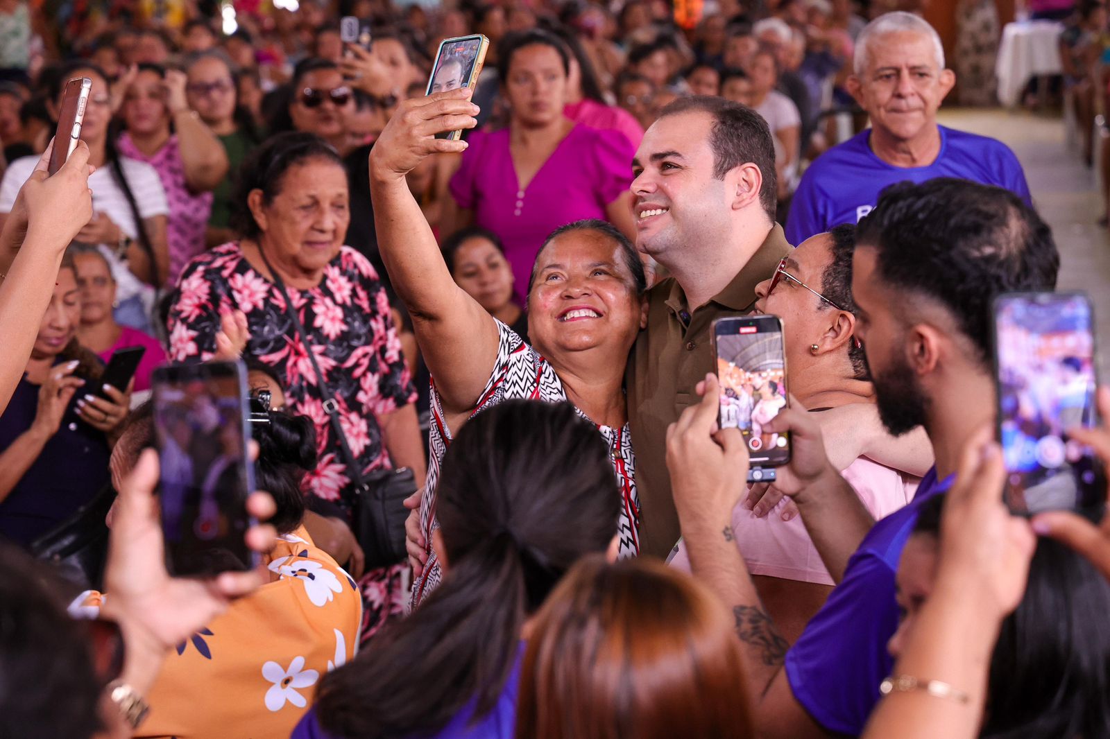 No momento, você está visualizando Roberto Cidade leva emoção e reconhecimento às mães das zonas Sul e Oeste de Manaus