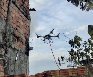 Leia mais sobre o artigo Corpo de Bombeiros atende primeira ocorrência com drone desenvolvido para combater incêndios