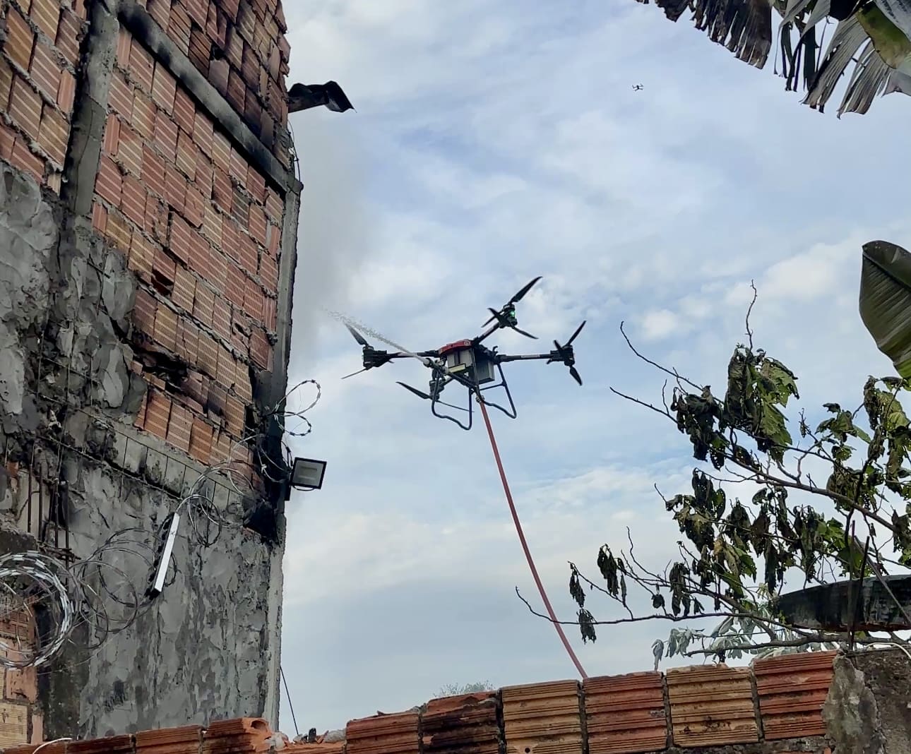 No momento, você está visualizando Corpo de Bombeiros atende primeira ocorrência com drone desenvolvido para combater incêndios