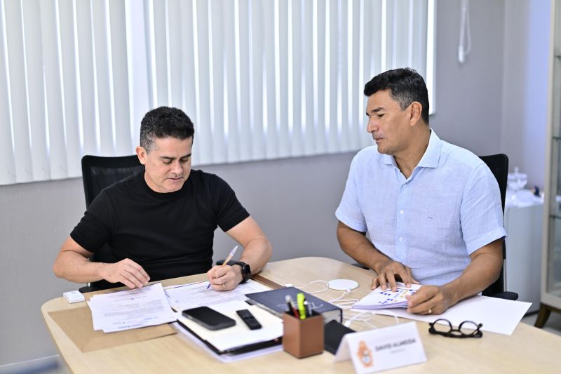 No momento, você está visualizando David Almeida assina certidão histórica de regularização fundiária para bairros que aguardavam há mais de 100 anos