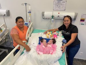Leia mais sobre o artigo Gêmeas siamesas do Amazonas recebem alta da UTI após cirurgia complexa de separação