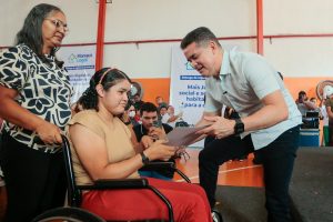 Leia mais sobre o artigo David Almeida consolida maior programa de regularização fundiária da história de Manaus e entrega 300 títulos definitivos na Cidade do Leste