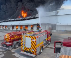 Leia mais sobre o artigo Prefeitura de Manaus mantém atuação integrada no combate ao incêndio e no controle de desastre ambiental no Distrito Industrial 2