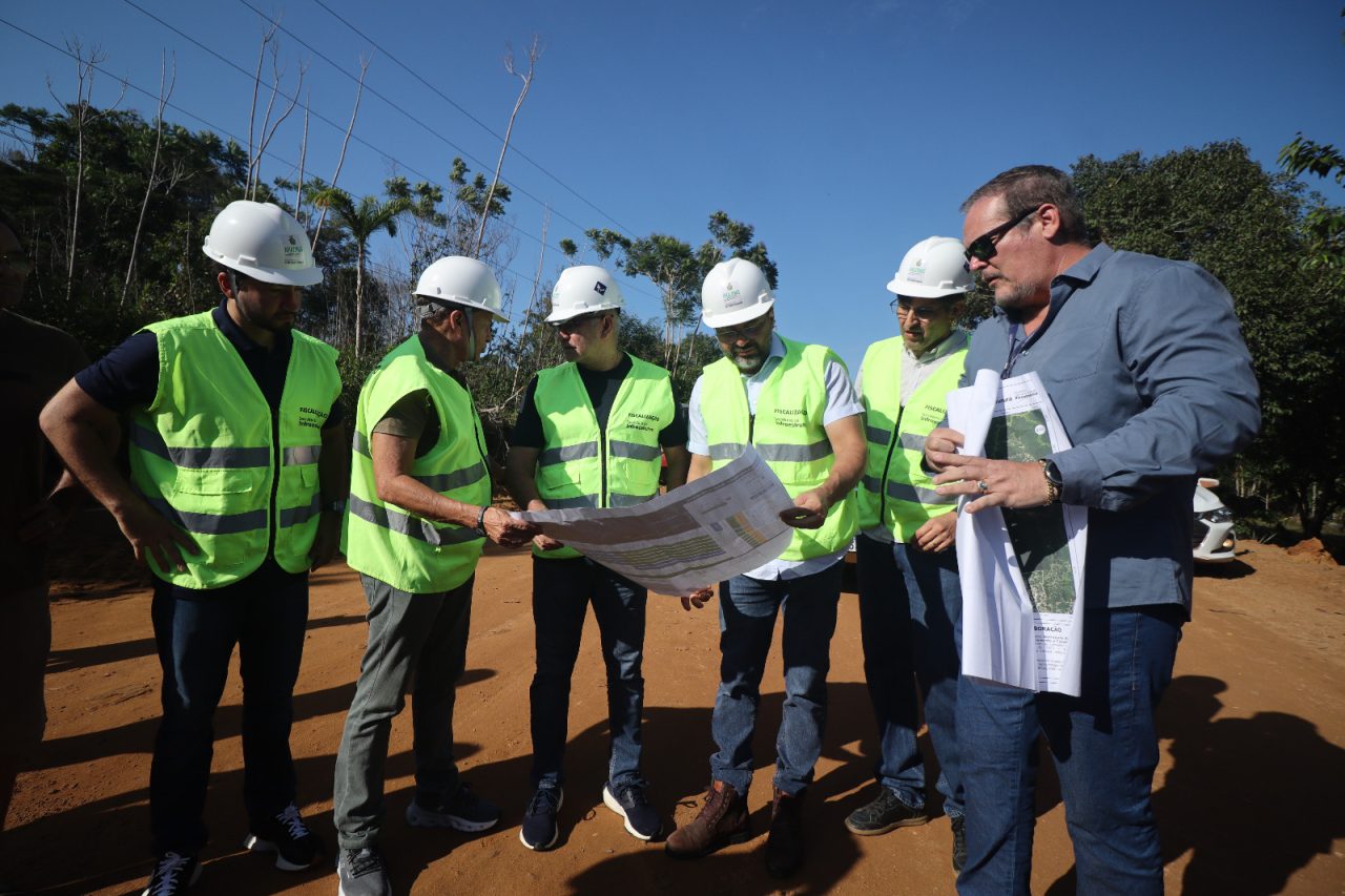 No momento, você está visualizando Wilson Lima vistoria obras de pavimentação nos ramais da Cooperativa e do Pau Rosa, na zona rural de Manaus