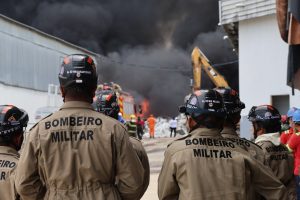 Leia mais sobre o artigo Governo do Amazonas monta força-tarefa para combater incêndio de grandes proporções em Manaus