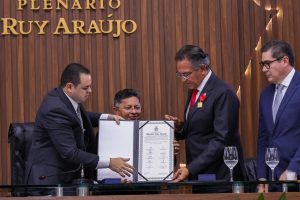 Leia mais sobre o artigo Roberto Cidade destaca contribuições do ministro Mauro Campbell e do juiz Lizandro Garcia para o Judiciário brasileiro, durante outorga da Medalha Ruy Araújo