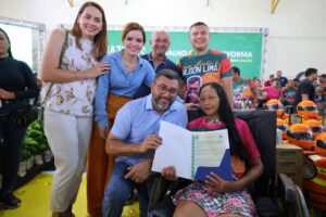 Leia mais sobre o artigo Wilson Lima entrega 150 novos títulos definitivos de propriedade em Novo Airão
