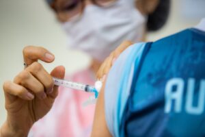 Leia mais sobre o artigo Prefeitura alerta usuários que planejam ir à COP 30 para importância da atualização vacinal
