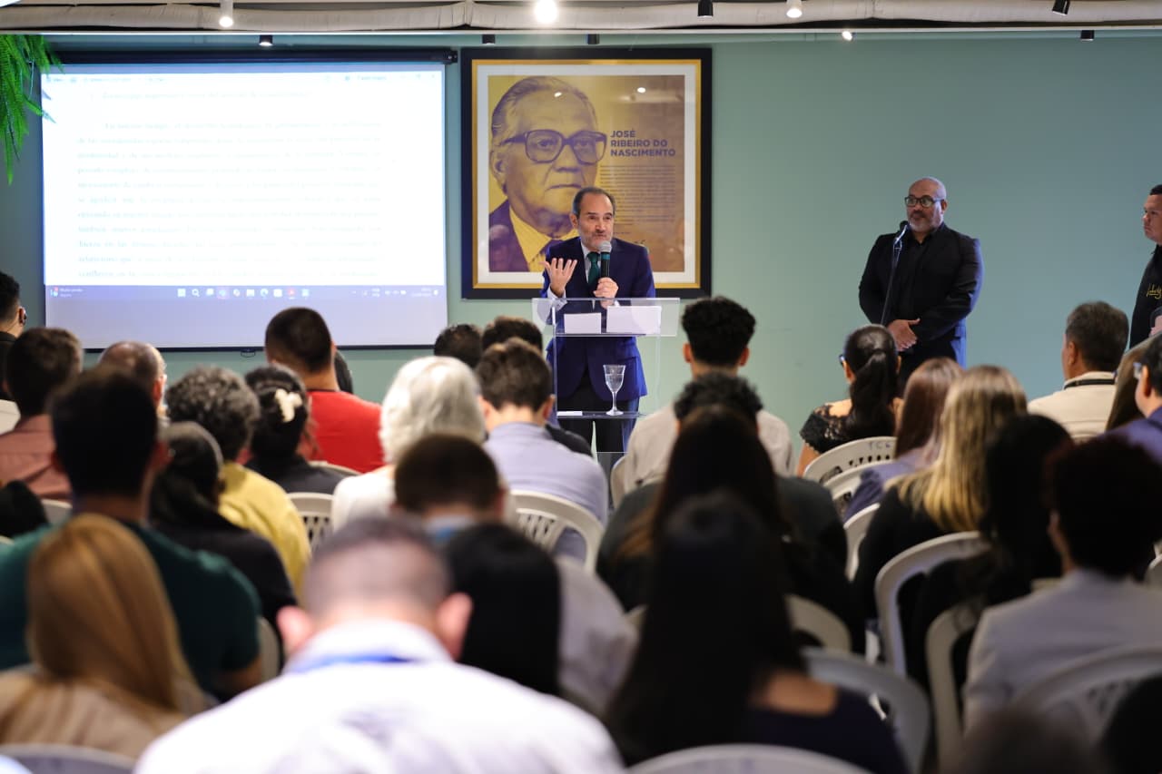 No momento, você está visualizando TCE-AM recebe palestra internacional sobre Justiça Intergeracional e Direitos Humanos